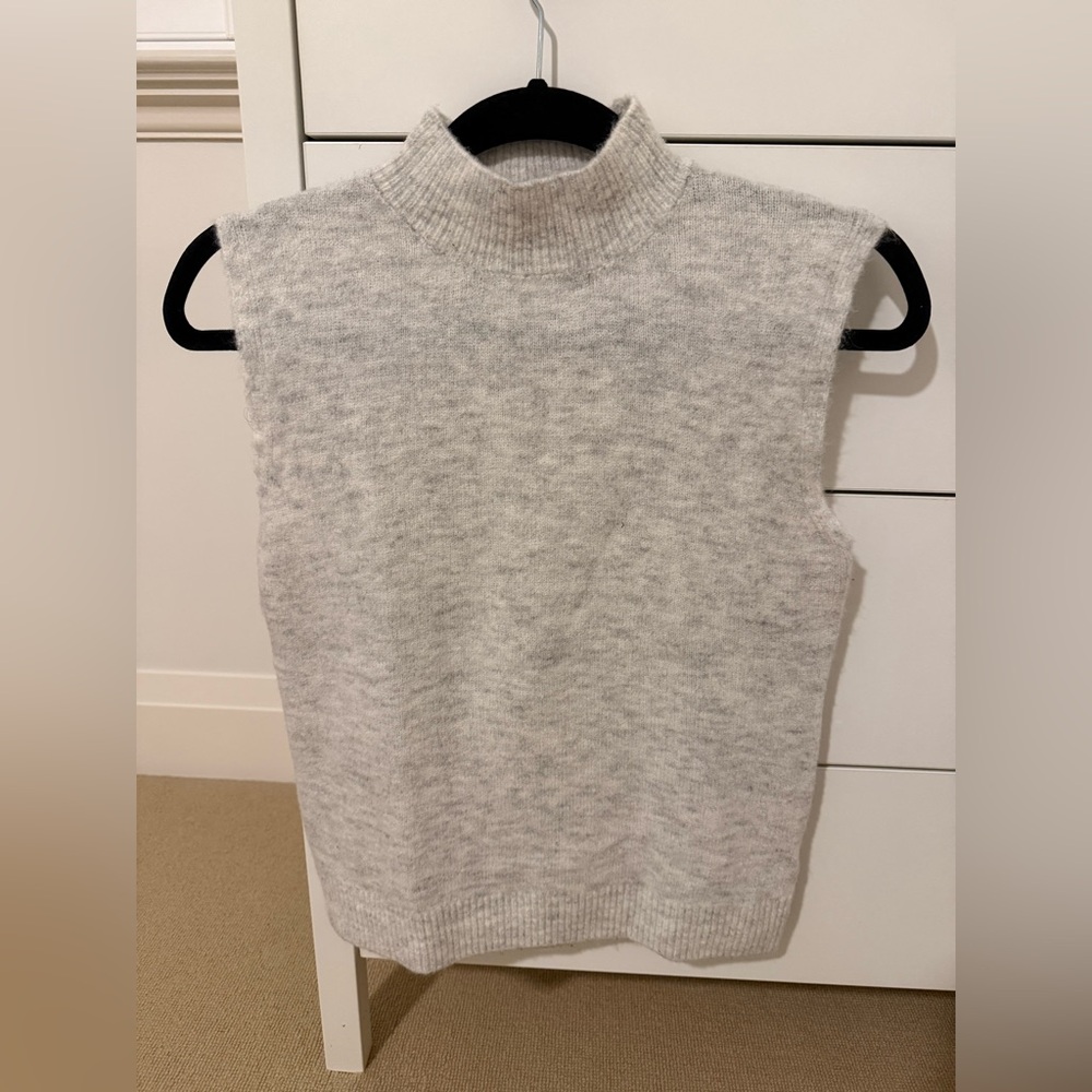Lyla and Luxe Mockneck sleeveless sweater